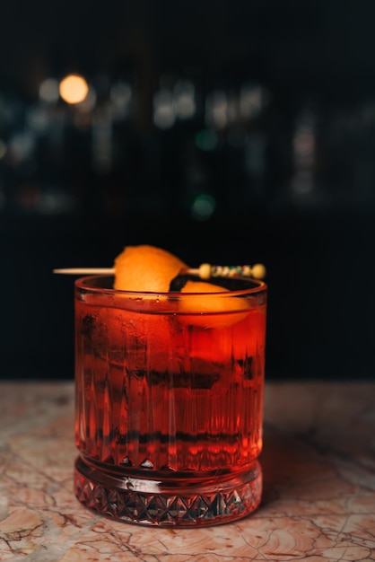 Klasyczny koktajl Negroni z ginem, campari i martini rosso.