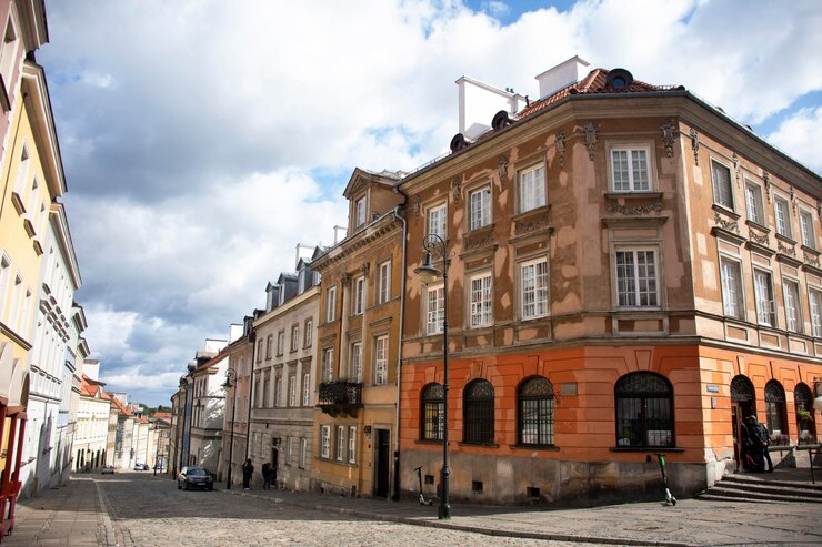 Zdjęcie klasyczny retro zabytkowy budynek dla polaków i zagranicznych podróżników piesza wizyta na krakowskim starym mieście na rynku głównym na starym mieście 20 września 2019 r. w małopolsce