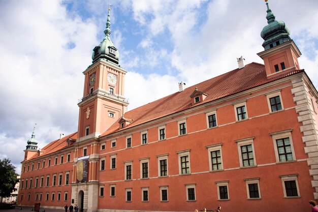 Klasyczny retro zabytkowy zabytkowy budynek Zamek Królewski dla polskich i zagranicznych podróżnych piesza wizyta na Placu Zamkowym lub Placu Zamkowym w Warszawie 21 września 2019 w Warszawie Polska