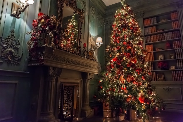 Klasyczny świąteczny Nowy Rok urządzony pokój Nowy rok drzewko ze srebrnymi i czerwonymi zdobieniami
