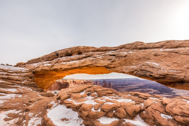 Klasyczny Widok Na Słynny Mesa Arch, Park Narodowy Canyonlands, Utah, Usa