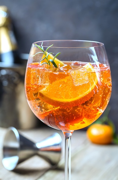 Klasyczny Włoski Koktajl Aperol Spritz W Szkle Na Drewnianym Stole