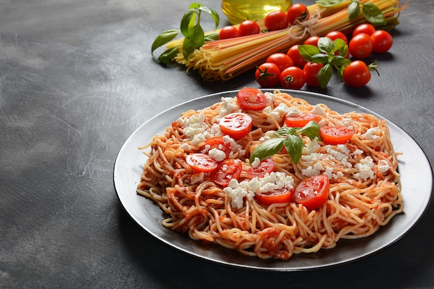 Klasyczny włoski makaron spaghetti z sosem pomidorowym, mozzarellą,