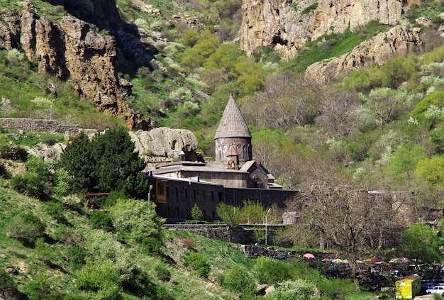 Zdjęcie klasztor geghard w górach kaukazu w armenii