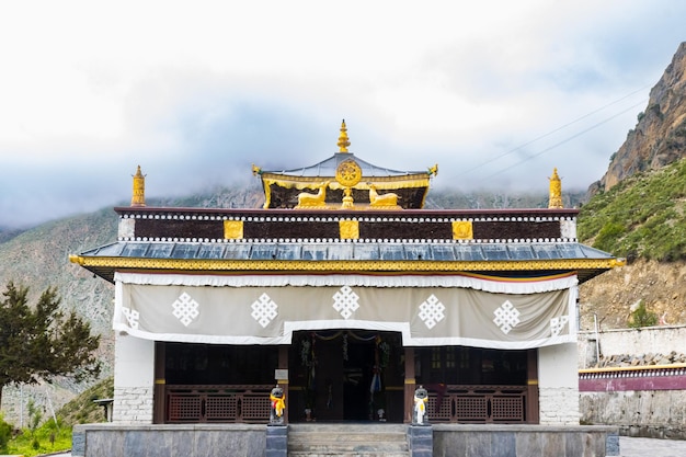 Zdjęcie klasztor i gompas w wiosce świątynnej muktinath w górnym mustangu w jomsom w nepalu