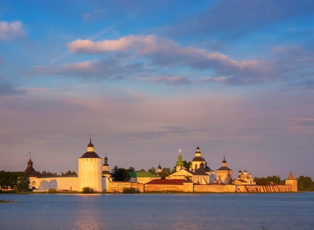 Klasztor Kirillo Belozersky w regionie Wołogdy położony nad brzegiem jeziora Siversky o zachodzie słońca w letni wieczór