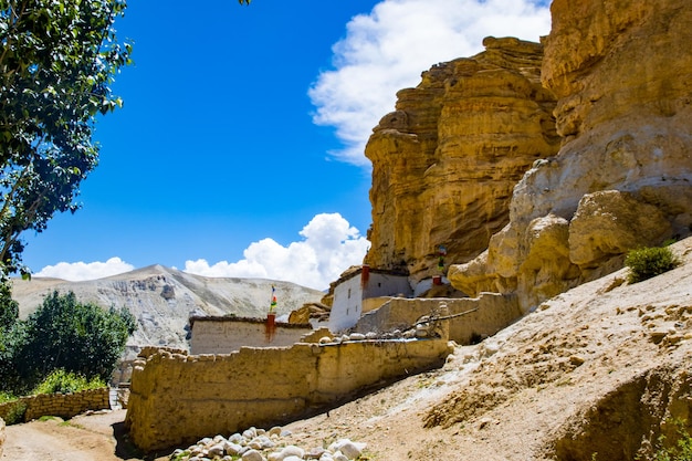 Klasztor Lowo Nyiphug Namdrol Norbuling Sun Cave w wiosce Chhoser w Górnym Mustangu w Nepalu