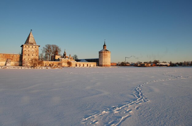 Klasztor północno-rosyjski zimą