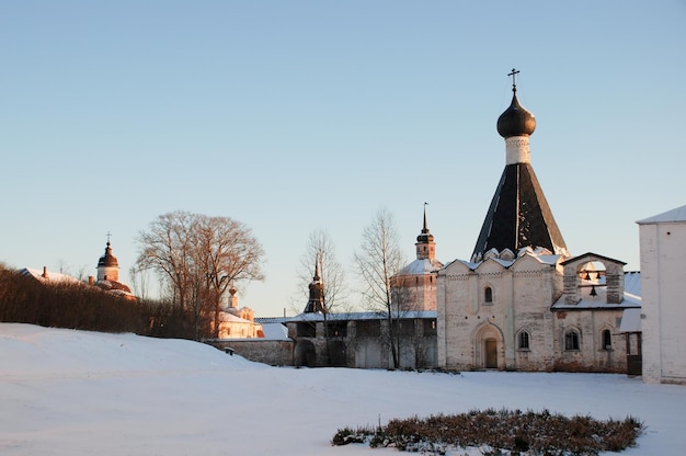 Klasztor północno-rosyjski zimą