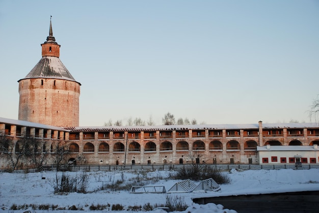 Klasztor północno-rosyjski zimą