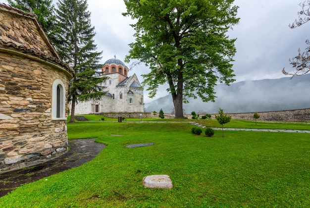 Zdjęcie klasztor prawosławny studenica w górach w rumunii.