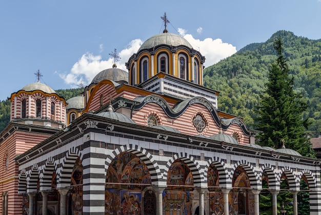 Zdjęcie klasztor riła bułgaria zabytek dziedzictwa kulturowego w górach parku przyrody riła