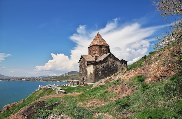 Klasztor Sevanavank na jeziorze Sevan w Armenii