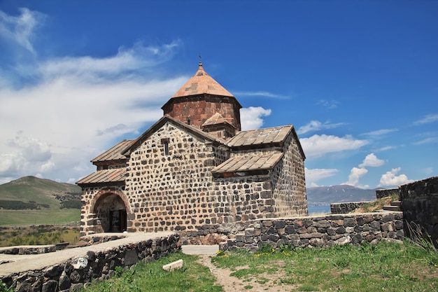 Klasztor Sevanavank nad jeziorem Sevan w Armenii