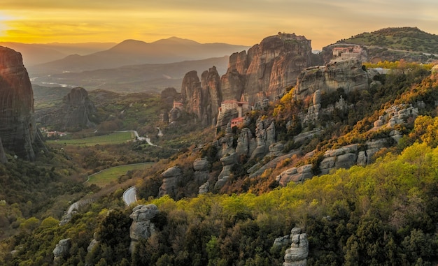 Klasztory Meteory o zachodzie słońca Grecja