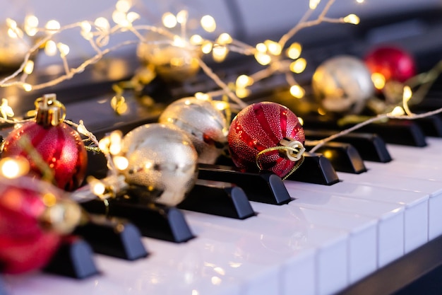 Klawiatura fortepianowa z bożonarodzeniową girlandą z bliska