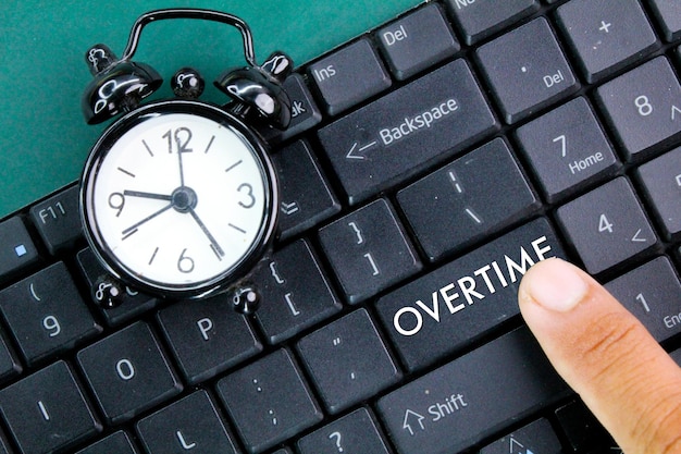 Klawiatura Laptopa I Budzik Z Naciśnięciem Klawisza Overtime Koncepcja Nadgodziny