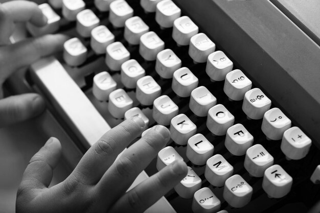 Klawiatura mechaniczna maszyny do pisania. Zbliżenie