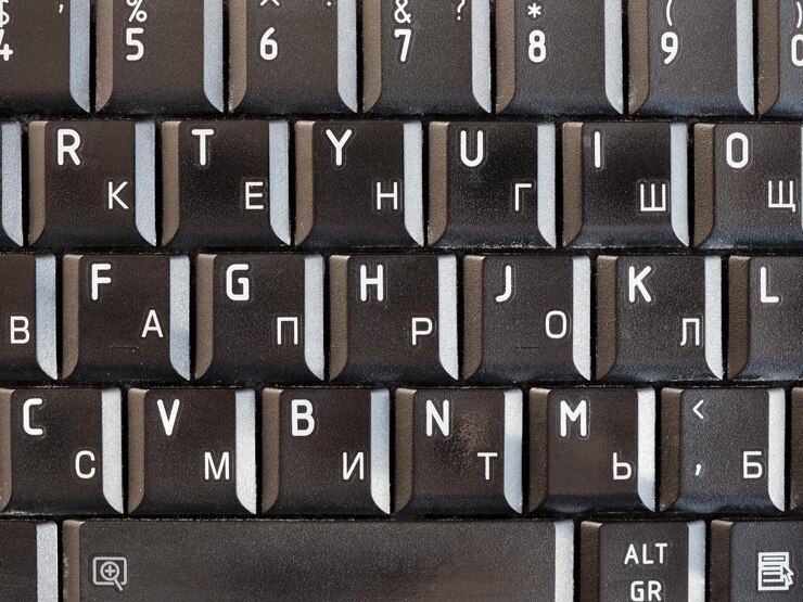 Zdjęcie klawiatura rosyjska i angielska z cyrylicą i alfabetem łacińskim