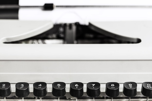 Klawisze znakowe starej maszyny do pisania