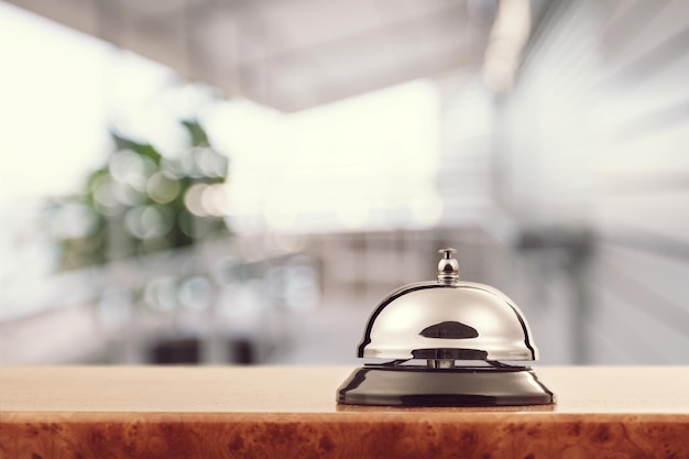 Klienci C;assic dzwonią dzwonkiem hotelowym w recepcji