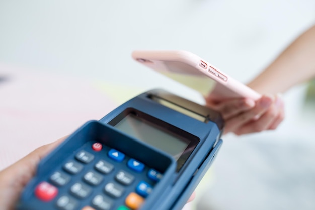 Klient płacący za pomocą technologii NFC