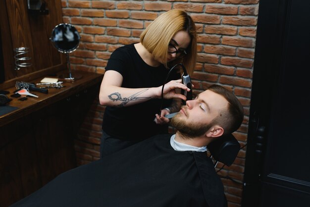 Klient Podczas Golenia Brody W Salonie Fryzjerskim