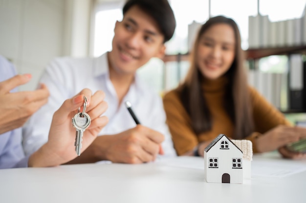 Klient podpisuje dokument kredytu mieszkaniowego na zakup domów z agentem nieruchomości lub prawnikiem Nieruchomości