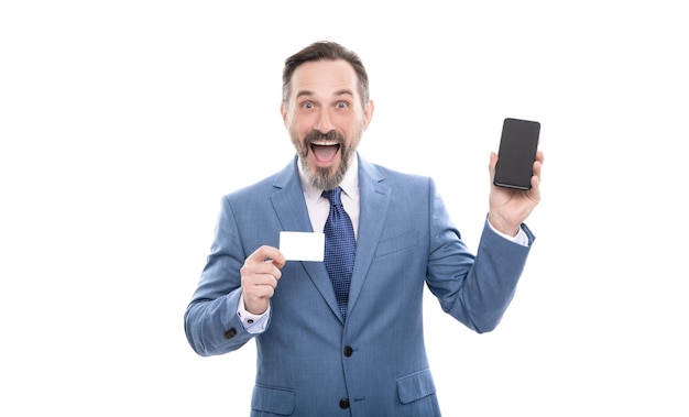 Klient używa pieniędzy online na telefonie komórkowym mężczyzna pokazuje wizytówkę firmy