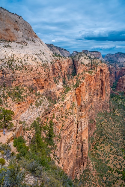 Klif, Który Wspina Się Podczas Trekkingu Szlakiem Angels Landing Trail W Parku Narodowym Zion