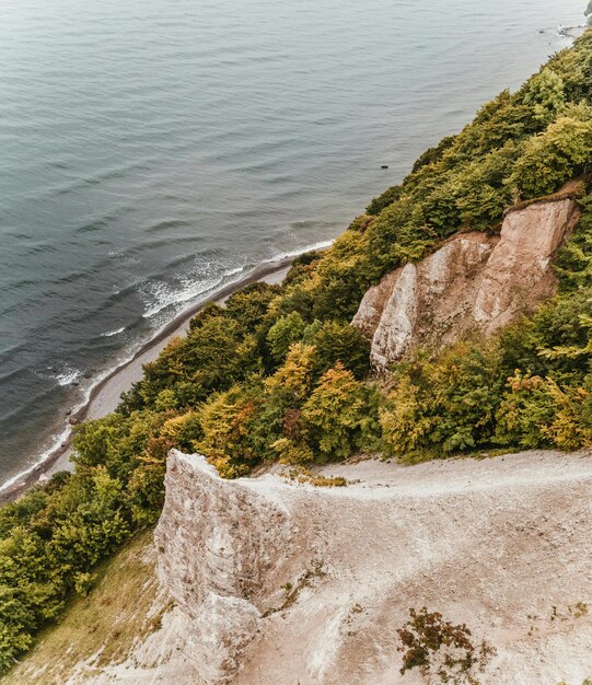 Zdjęcie klif w pobliżu wybrzeża zdjęcie