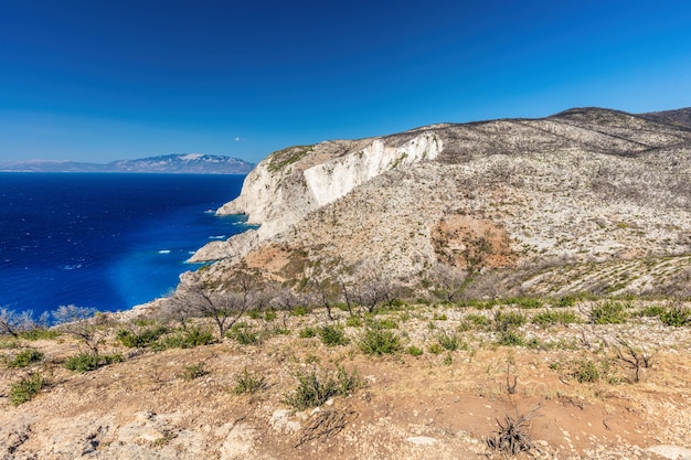 Klify i Morze Jońskie na Zakynthos Grecja