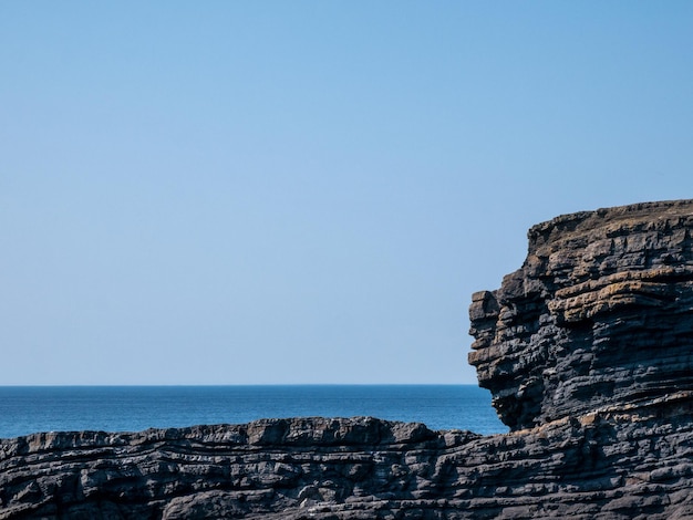 Klify i Ocean Atlantycki w tle skały i piękno laguny w przyrodzie Tapeta na wakacje