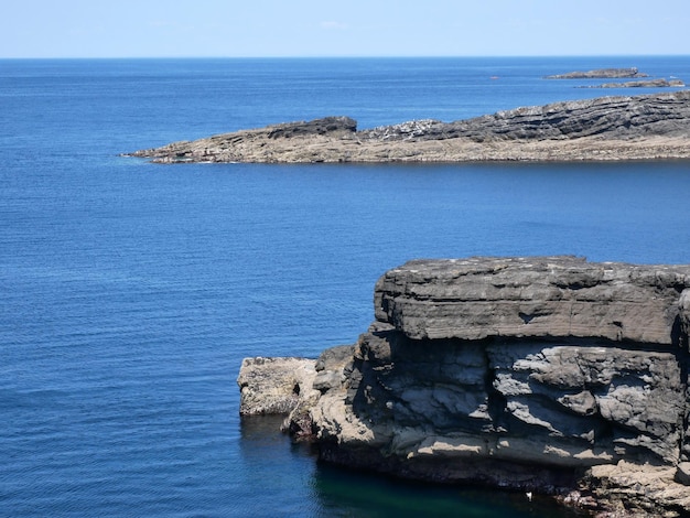 Klify i skały Oceanu Atlantyckiego kanion i piękno laguny w przyrodzie Tło podróży wakacyjnych