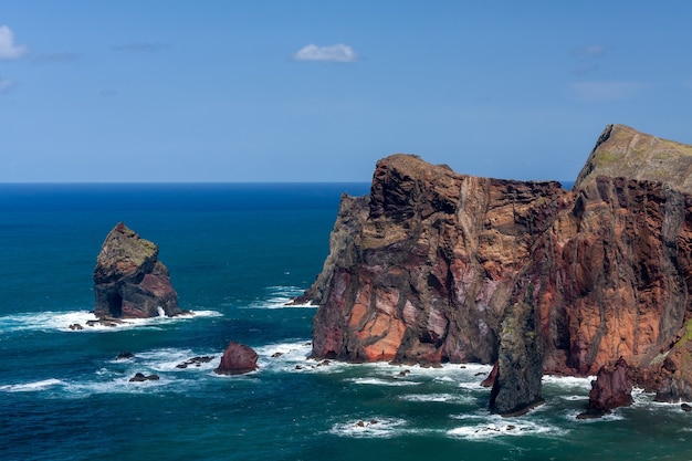Klify i skały w St Lawrence na Maderze ukazujące niezwykłe pionowe formacje skalne