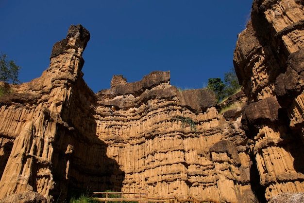 Klify kanionu Pha Chor w dzikim lesie dżungli w Parku Narodowym Mae Wang dla Tajów i zagranicznych podróżników podróż i trekking piesze wędrówki po ciągnącym się parku przyrody w Doi Lo w Chiang Mai Tajlandia