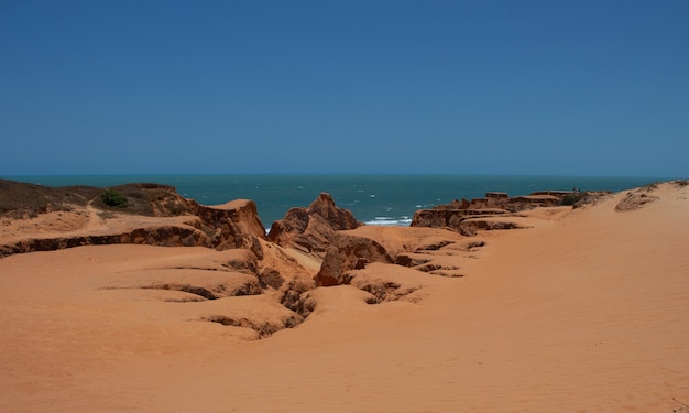 Klify na niesamowitej plaży Ouro Branco w Beberibe, Ceará, Brazylia