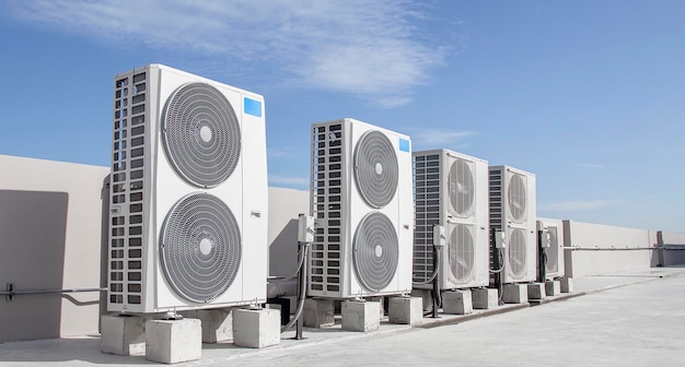 Klimatyzacja (HVAC) zainstalowana na dachach budynków przemysłowych.