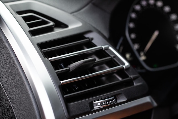 Klimatyzacja samochodowa z bliska Przepływ klimatyzatora wewnątrz samochodu Szczegóły wnętrza samochodu Kanały powietrzne