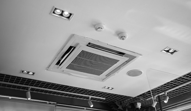 Klimatyzator kasetonowy montowany do sufitu