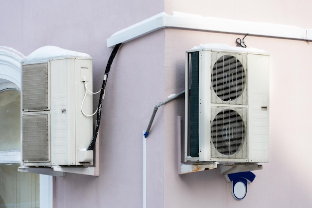 Klimatyzator zewnętrzny składający się z dwóch wentylatorów Duży klimatyzator przemysłowy na ścianie sklepu lub przedsiębiorstwa Naprawa i konserwacja systemu klimatyzacji