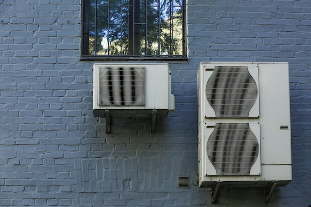 Klimatyzatory na ścianie budynku na zewnątrz
