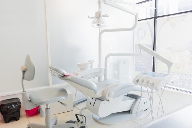 Klinika stomatologiczna ze wszystkimi niezbędnymi przyborami do zabiegów dentystycznych. I najlepszą opiekę dla wszystkich swoich pacjentów.