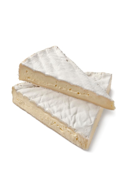 Kliny francuskiego sera Brie na białym tle