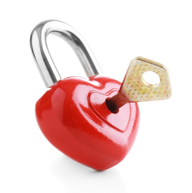 Zdjęcie kłódka w kształcie serca z kluczem na białym tle