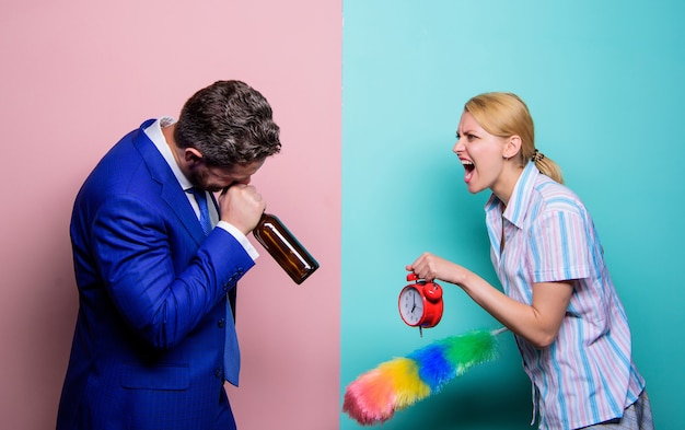 Zdjęcie kłótnia konflikt rodzinny gospodyni domowa i pijany mąż kariera i sprzątanie para