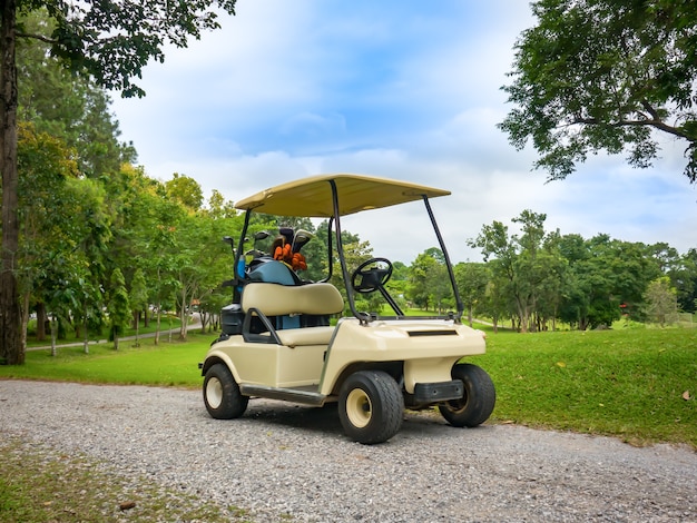 Klubowy wózek na drodze w polu golfowym