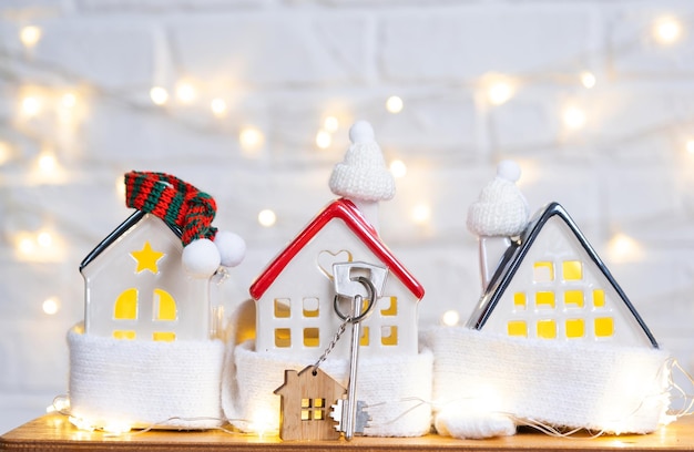Klucz do domu z pękiem kluczy w przytulnym domu z wystrojem świątecznym Prezent na Nowy Rok Boże Narodzenie Projekt budynku przeprowadzka do nowego domu wynajem hipoteczny i zakup nieruchomości
