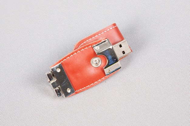 Klucz urządzeń USB do przechowywania danych wykonany ze skóry i metalu na białym tle