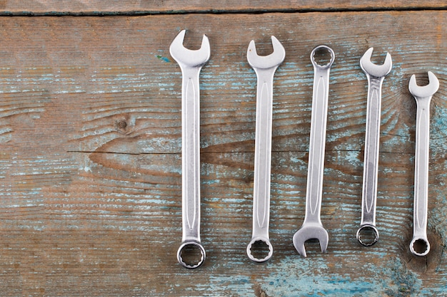 Klucze lub klucze nastawne do drewnianych, podstawowych narzędzi ręcznych. Z miejscem na kopię